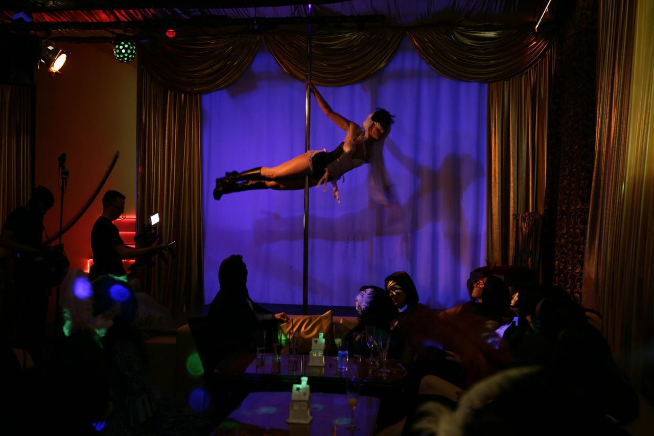 20P Stripper tatuada con medias de nailon es intercalada y follada por dos hombres cachondos