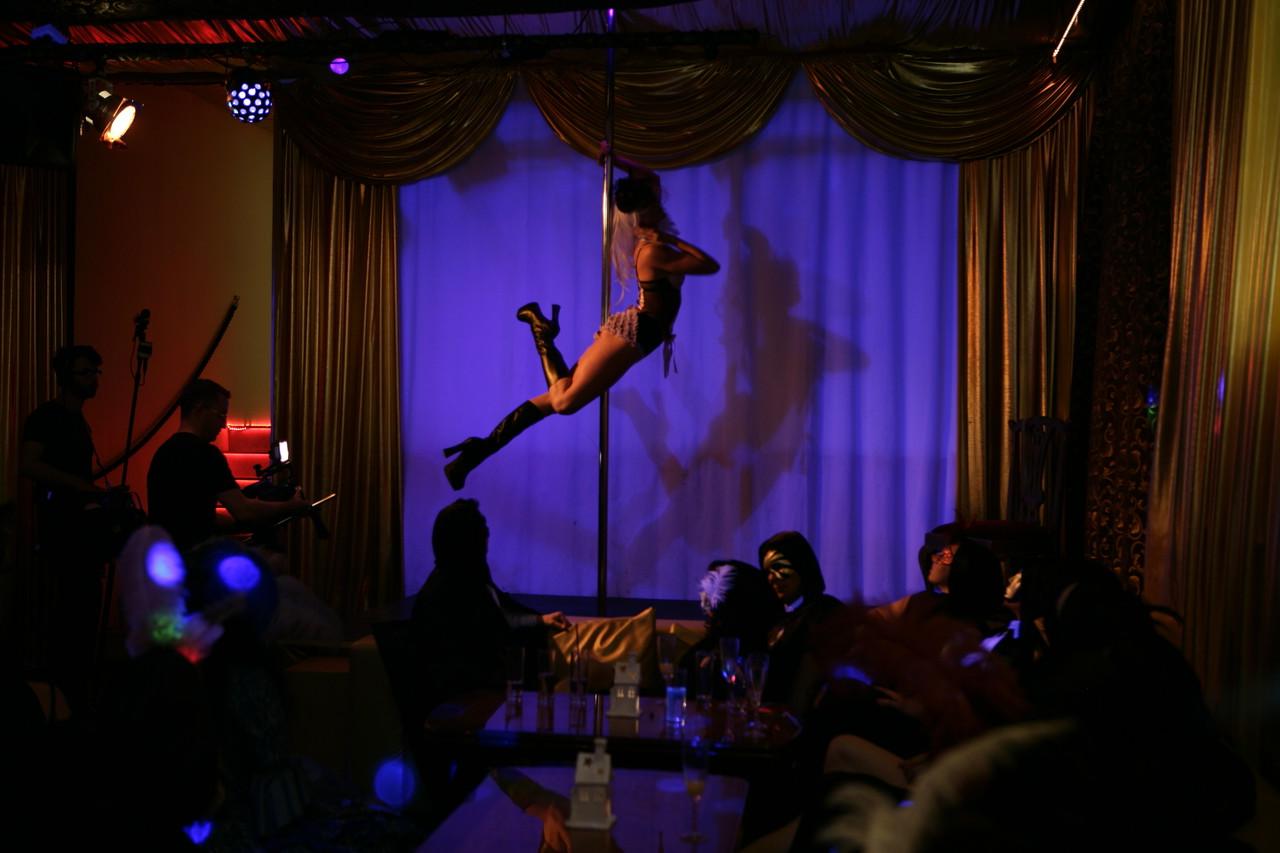 20P Stripper tatuada con medias de nailon es intercalada y follada por dos hombres cachondos