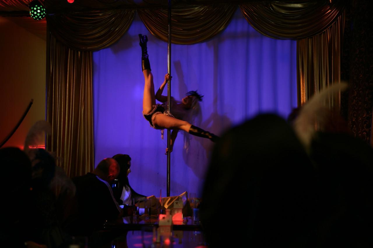 20P Stripper tatuada con medias de nailon es intercalada y follada por dos hombres cachondos