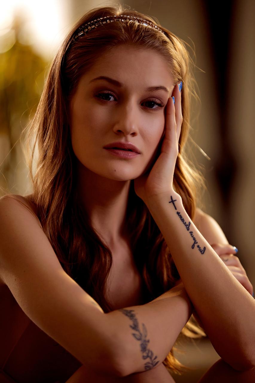 20P Petite babe Tiffany Tatum se despindo e brincando com seu gostoso fragmento