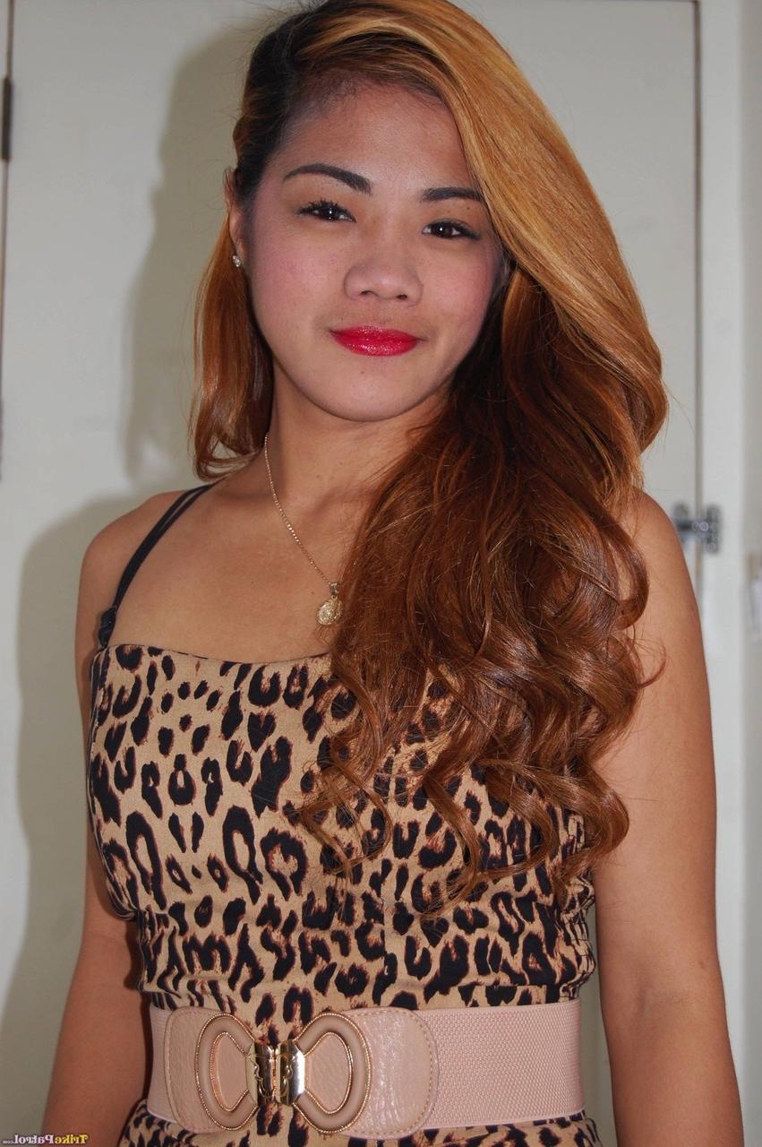 20P La grande philippine Monique Gonzales baise avant de montrer son corps tout en courbes.