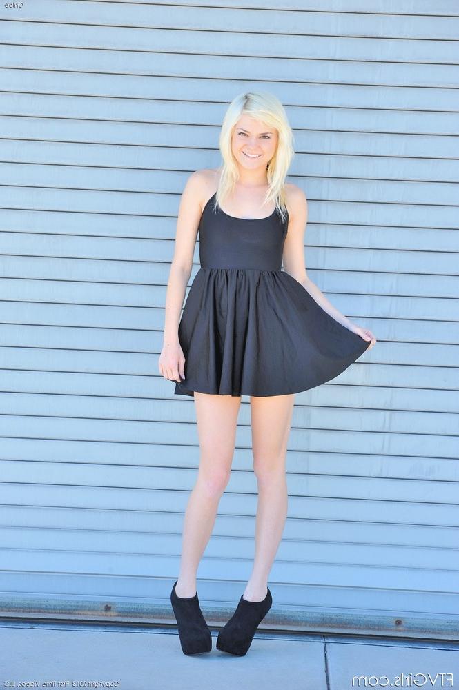 15P Une jolie blonde gode sa chatte rose après avoir remonté sa jupe noire en talons