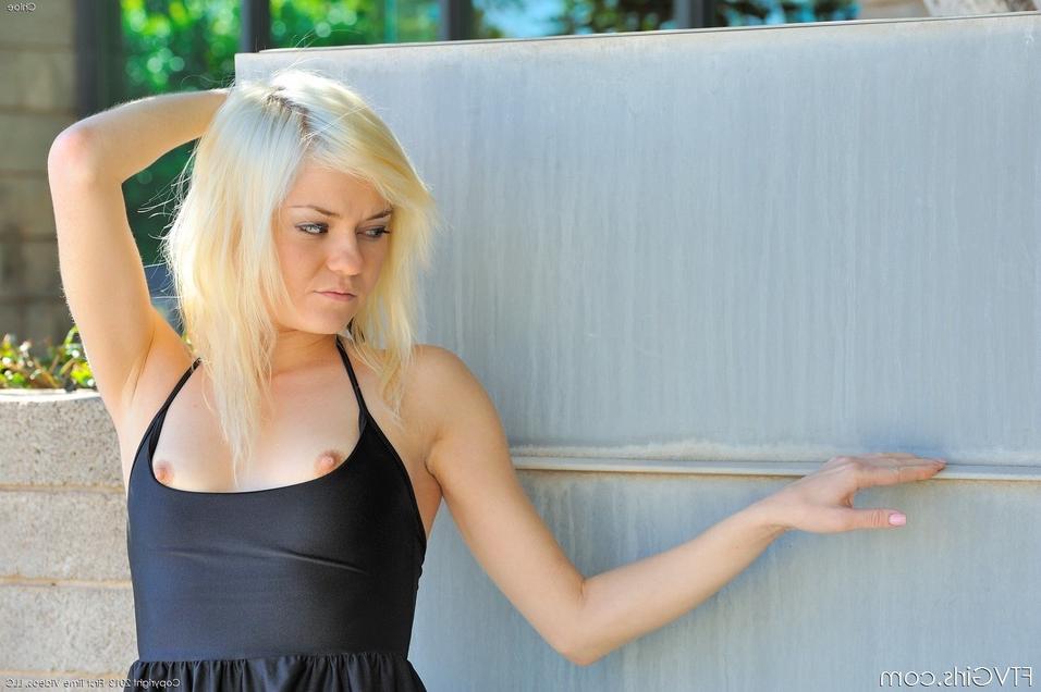 15P Une jolie blonde gode sa chatte rose après avoir remonté sa jupe noire en talons