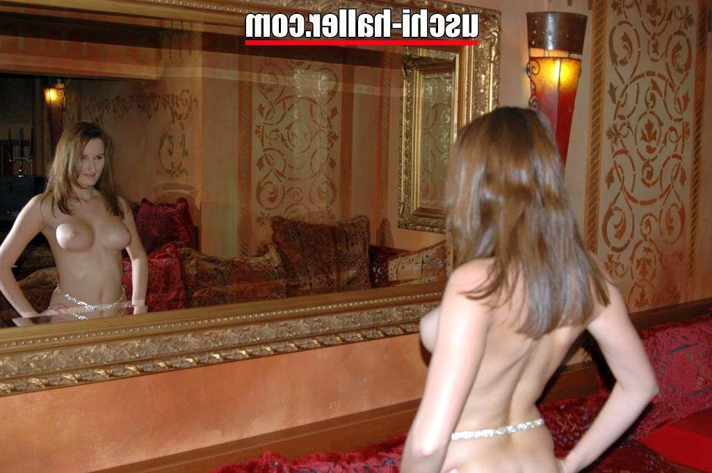 15P Das Solo-Girl Sabrina Le Voge spielt in weißen Overknee-Stiefeln mit ihrer Muschi