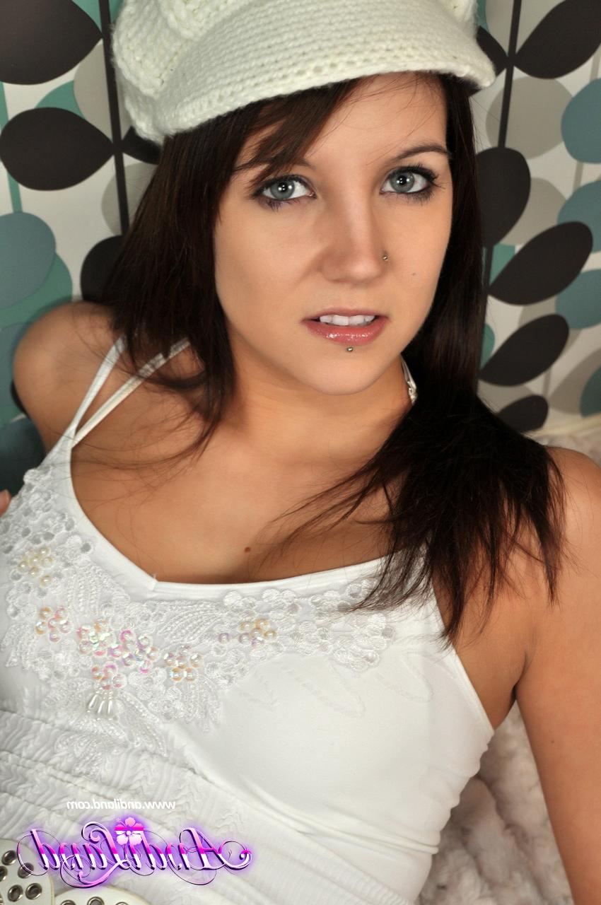 15P La encantadora joven Andi Land descubre sus firmes tetas en ropa interior blanca