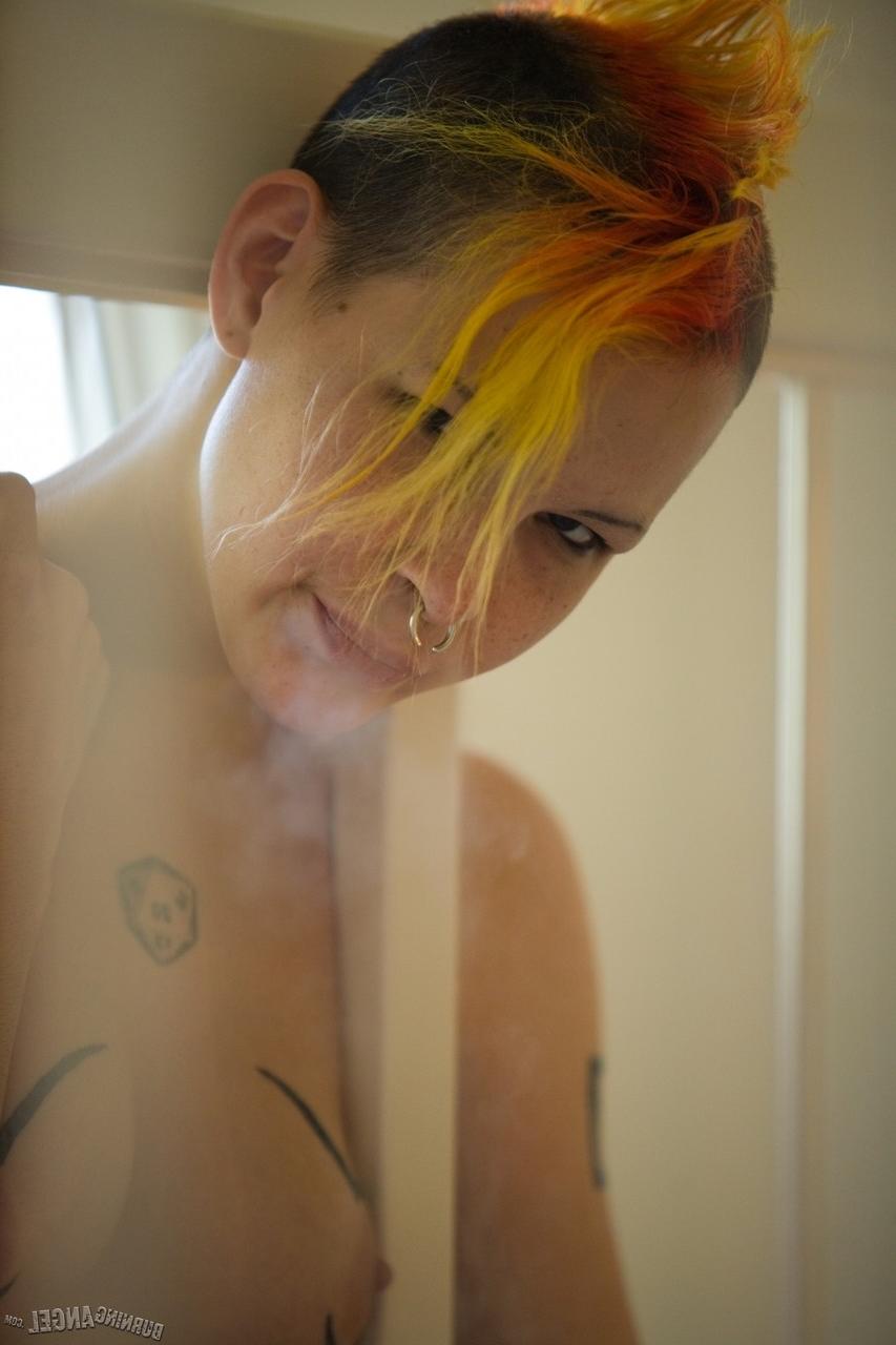 17P Chica emo tatuada desnuda fuma un cigarrillo y muestra sus pequeñas tetas y su apretado coño