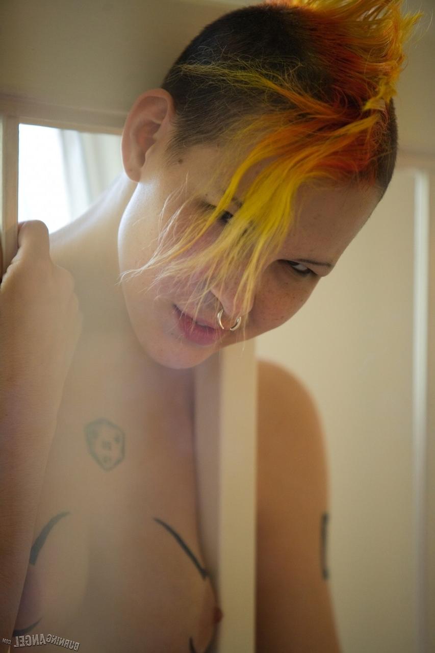 17P Chica emo tatuada desnuda fuma un cigarrillo y muestra sus pequeñas tetas y su apretado coño