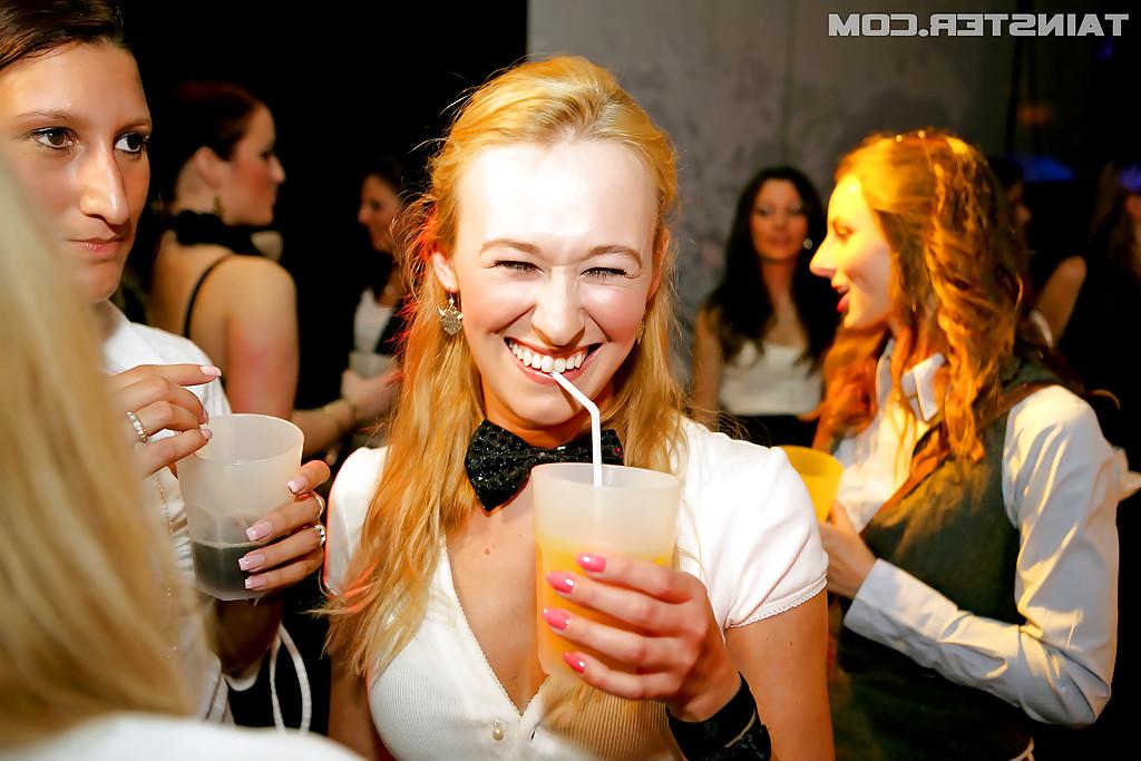 16P Garotas europeias lascivas trazem suas bocas e bucetas para brincadeiras de festa