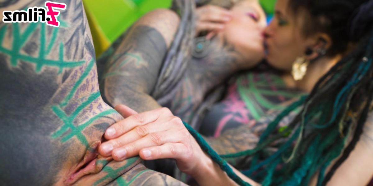 20P Anuskatzz et Illuz, filles fortement tatouées, se livrent à un plan à trois.