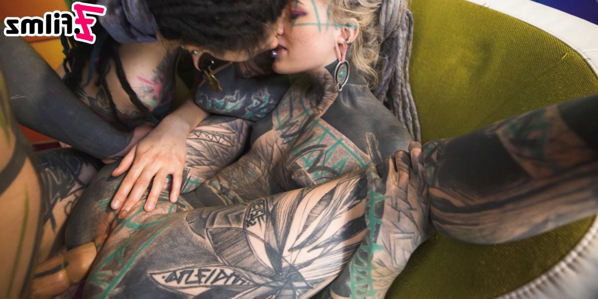 20P Anuskatzz et Illuz, filles fortement tatouées, se livrent à un plan à trois.
