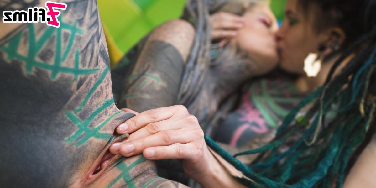 20P Anuskatzz et Illuz, filles fortement tatouées, se livrent à un plan à trois.