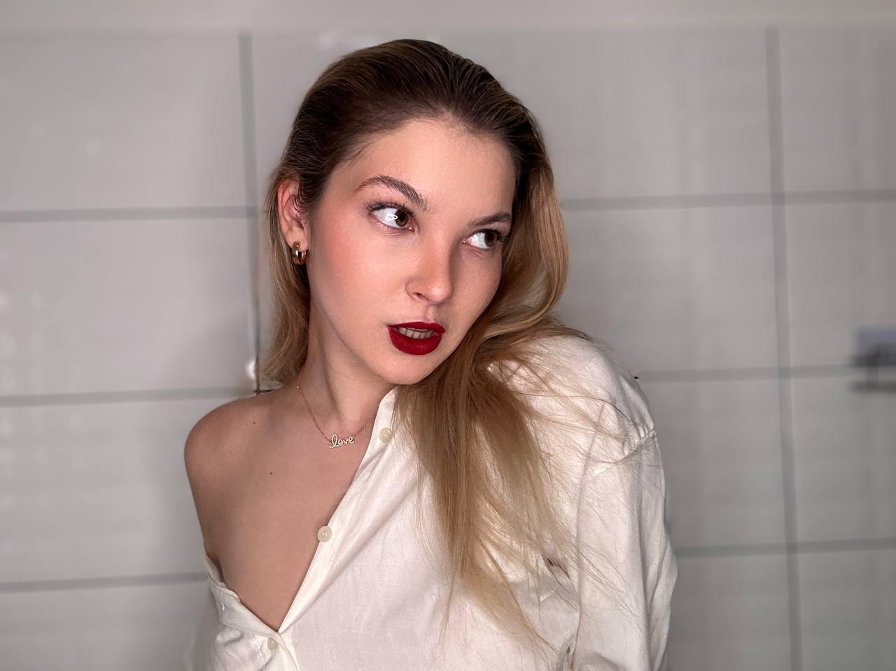 19P Pretty OnlyFans babe All About Diana posing in her hot outfits in a solo