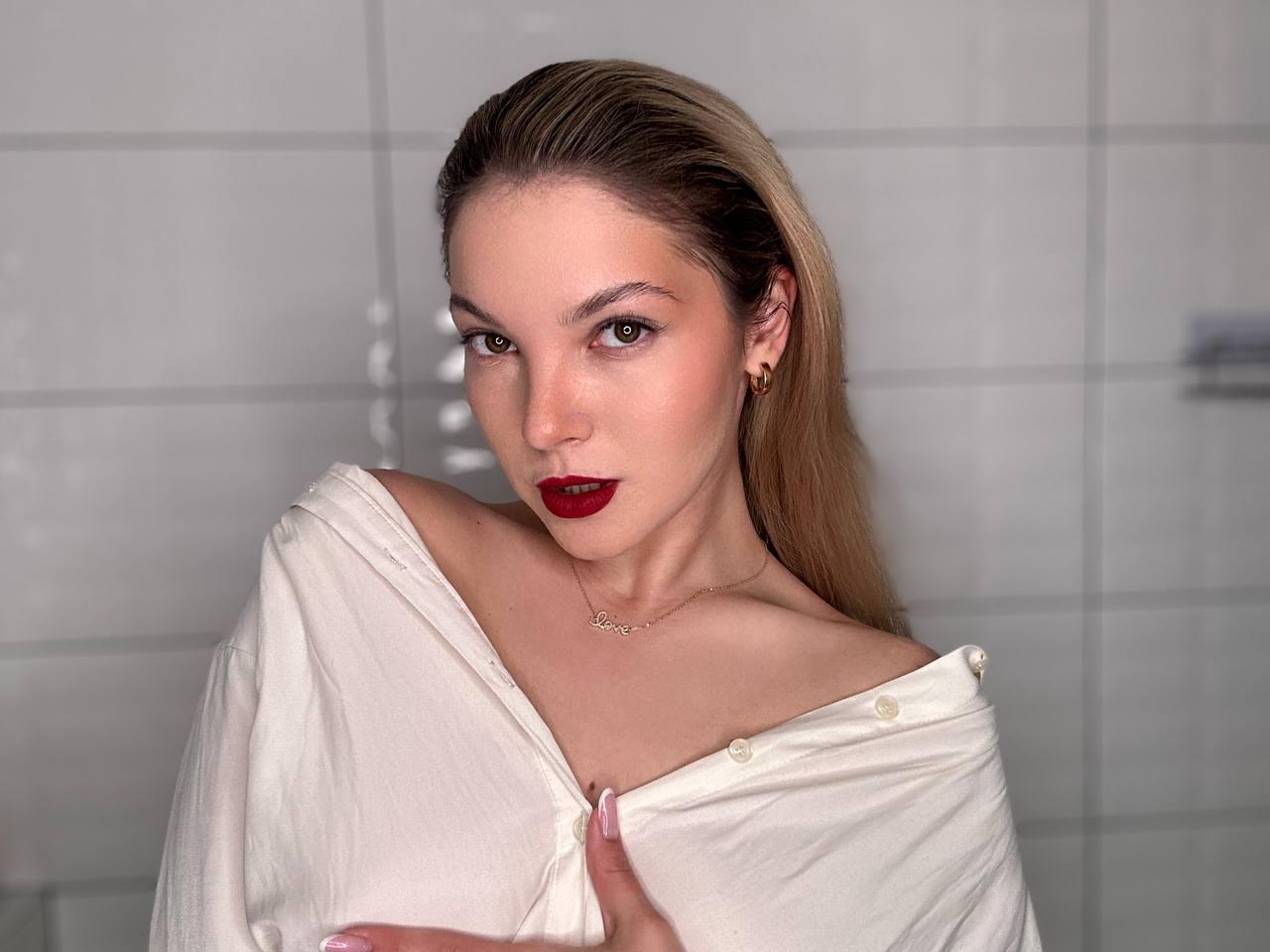 19P Pretty OnlyFans babe All About Diana posing in her hot outfits in a solo