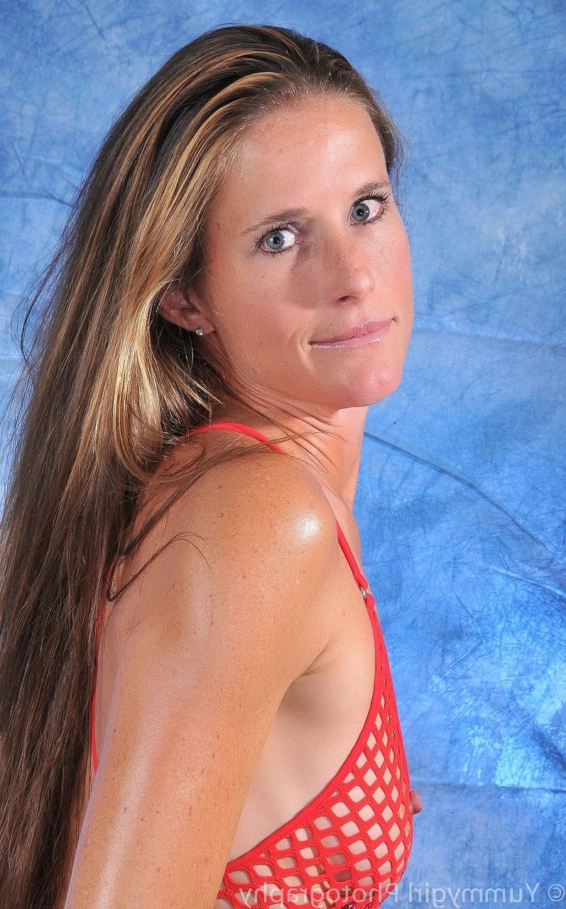 20P A gata alta Sofie Marie tira sua lingerie arrastão vermelha e faz poses
