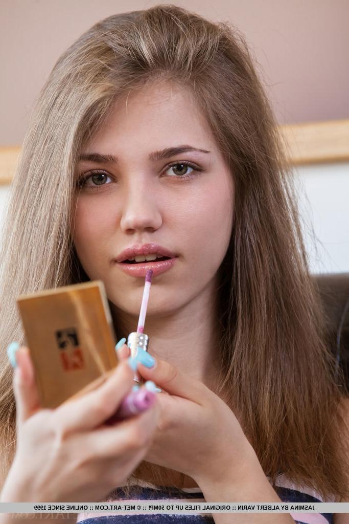 18P La petite jeune Jasmina répare son maquillage avant de poser totalement nue.