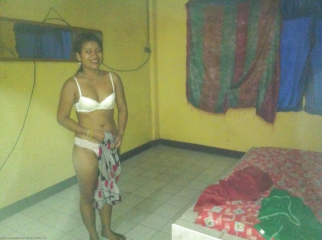 16P Asiática adolescente gostosa tirando a roupa e transando