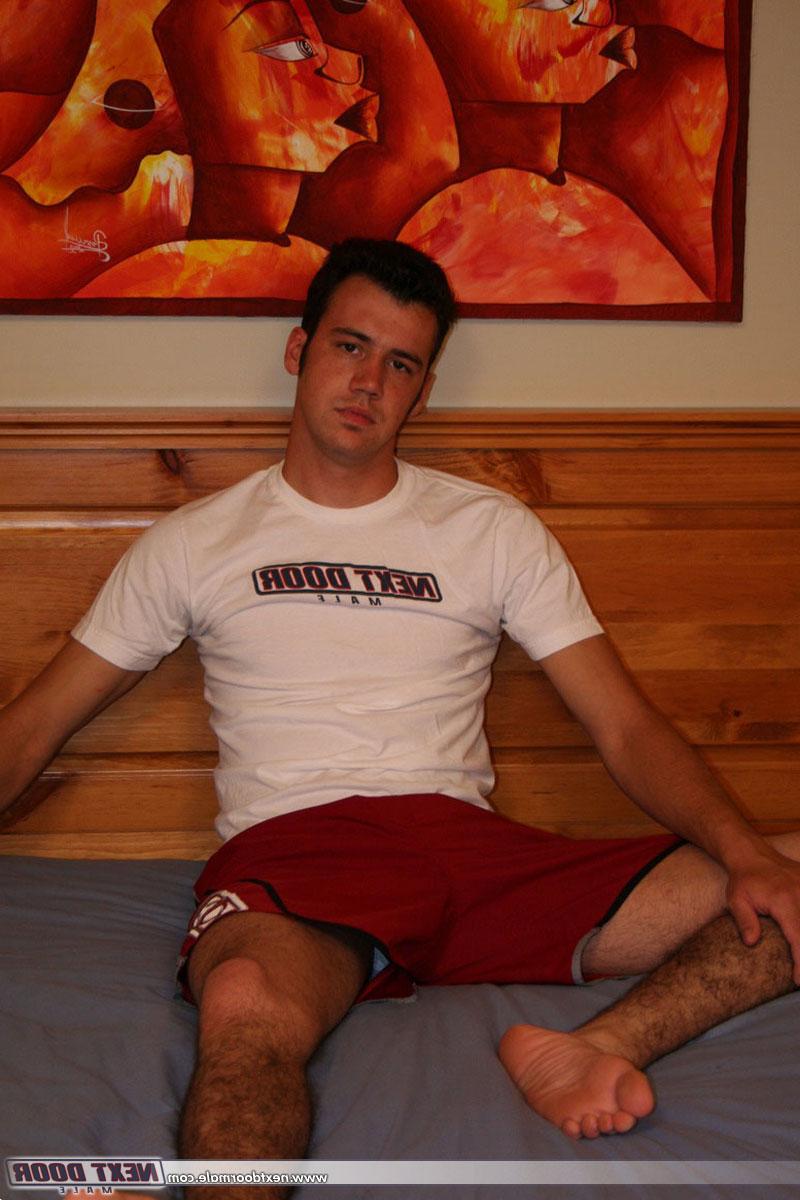 20P El homosexual amateur lucas muestra su enorme polla y se la pone dura en la cama