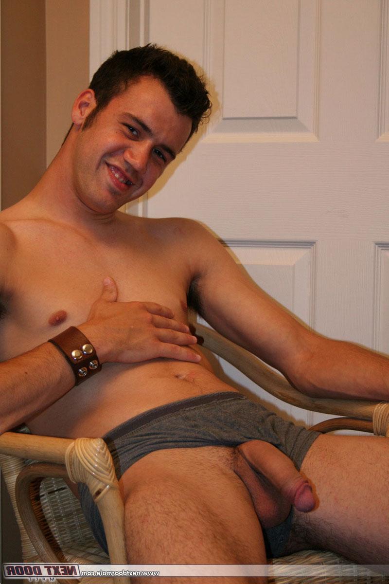 20P El homosexual amateur lucas muestra su enorme polla y se la pone dura en la cama