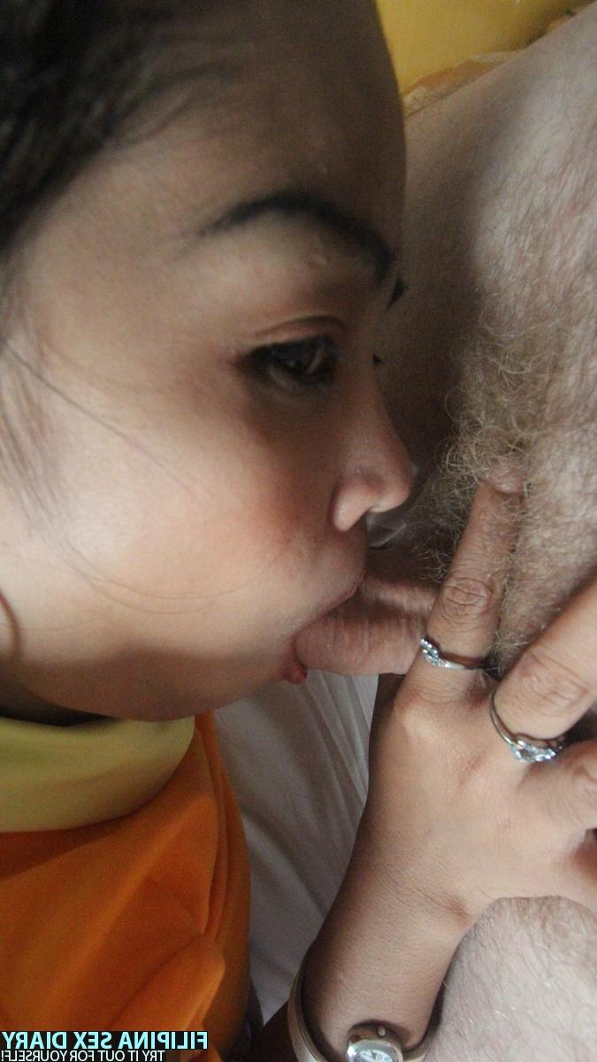 20P A pequena garota asiática Julieta leva uma surra e creme na buceta careca no ponto de vista