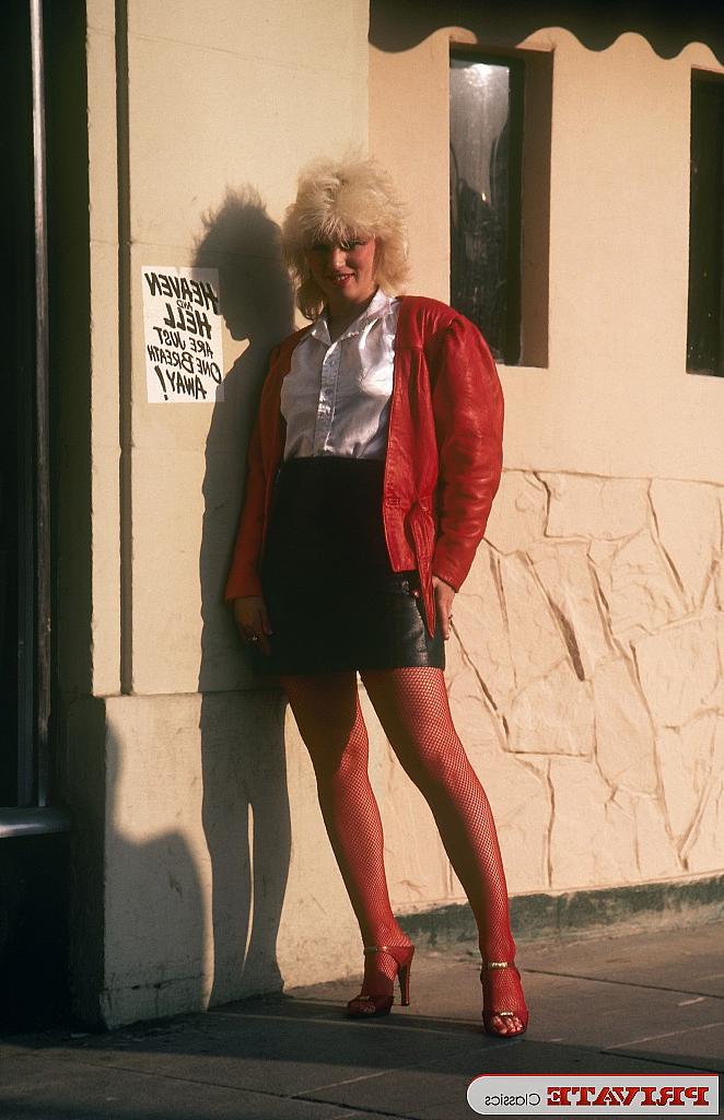 13P Blonde pornstar from the 70s sucks off her guy and his business client too