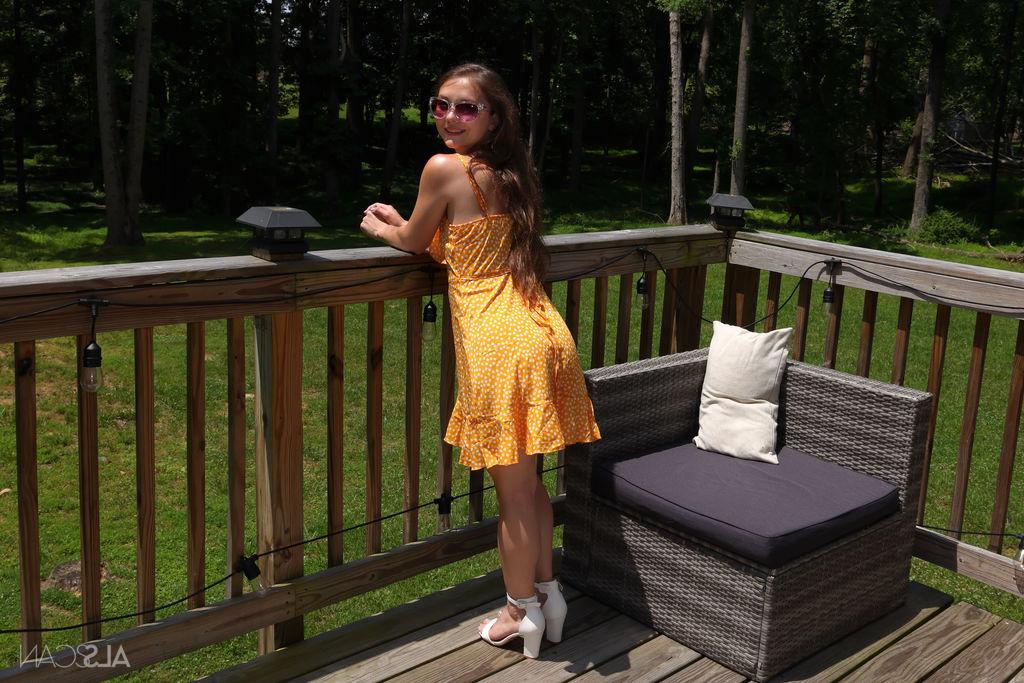 16P Das junge Mädchen Mira Monroe masturbiert mit Gemüse, bevor sie auf eine Terrasse pinkelt