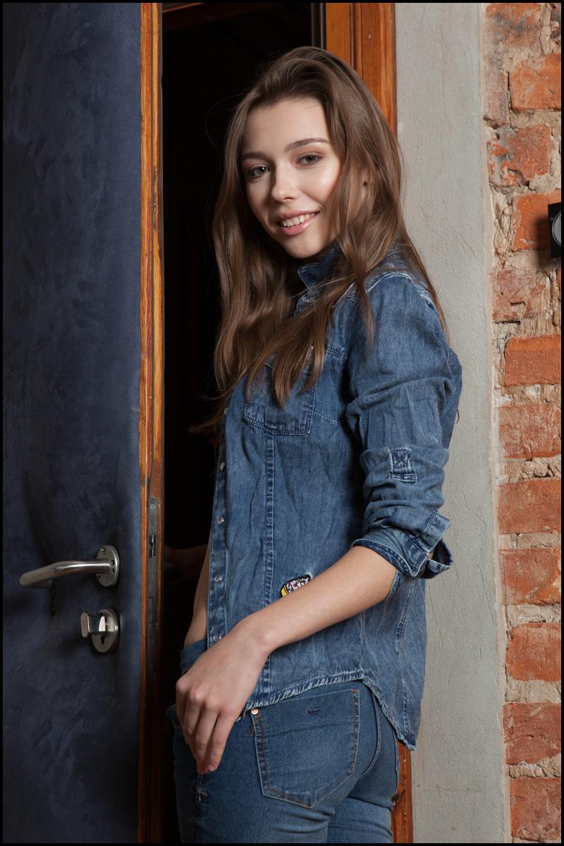 15P La hermosa joven Mila Azul se quita la ropa de mezclilla para modelar desnuda