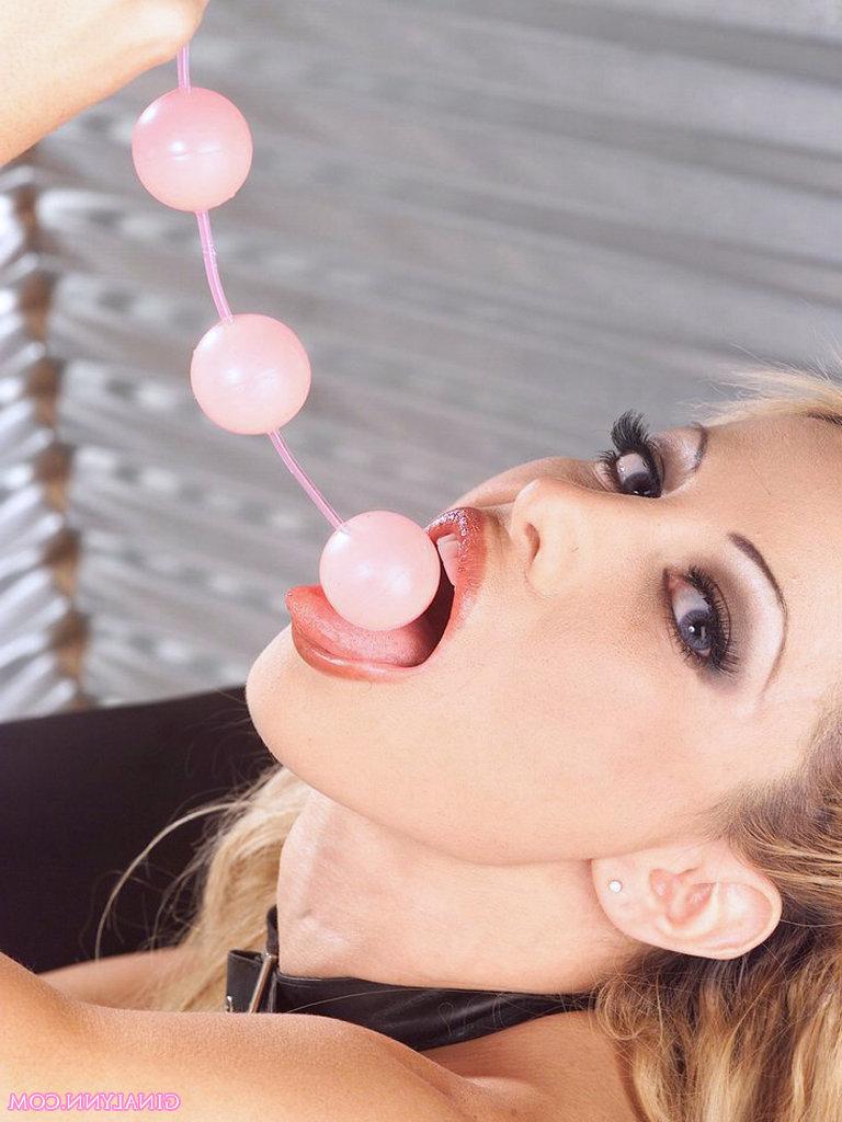 15P La blonde sexy Gina Lynn joue avec des perles anales avant de faire une pipe.