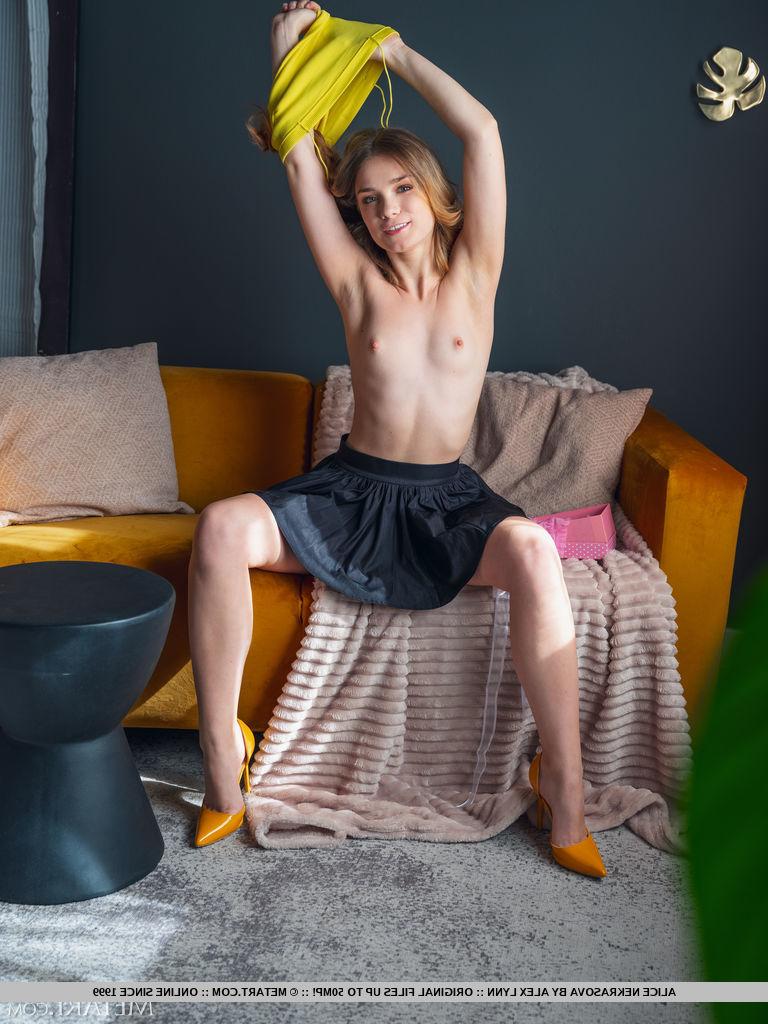 18P A adorável adolescente Alice Nekrasova fica nua depois de receber uma calcinha rosa talentosa