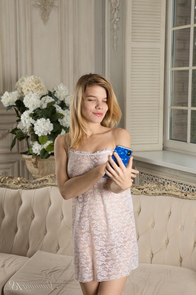 16P La joven de 18 años Mia B se toma una selfie antes de desnudarse de manera sexy
