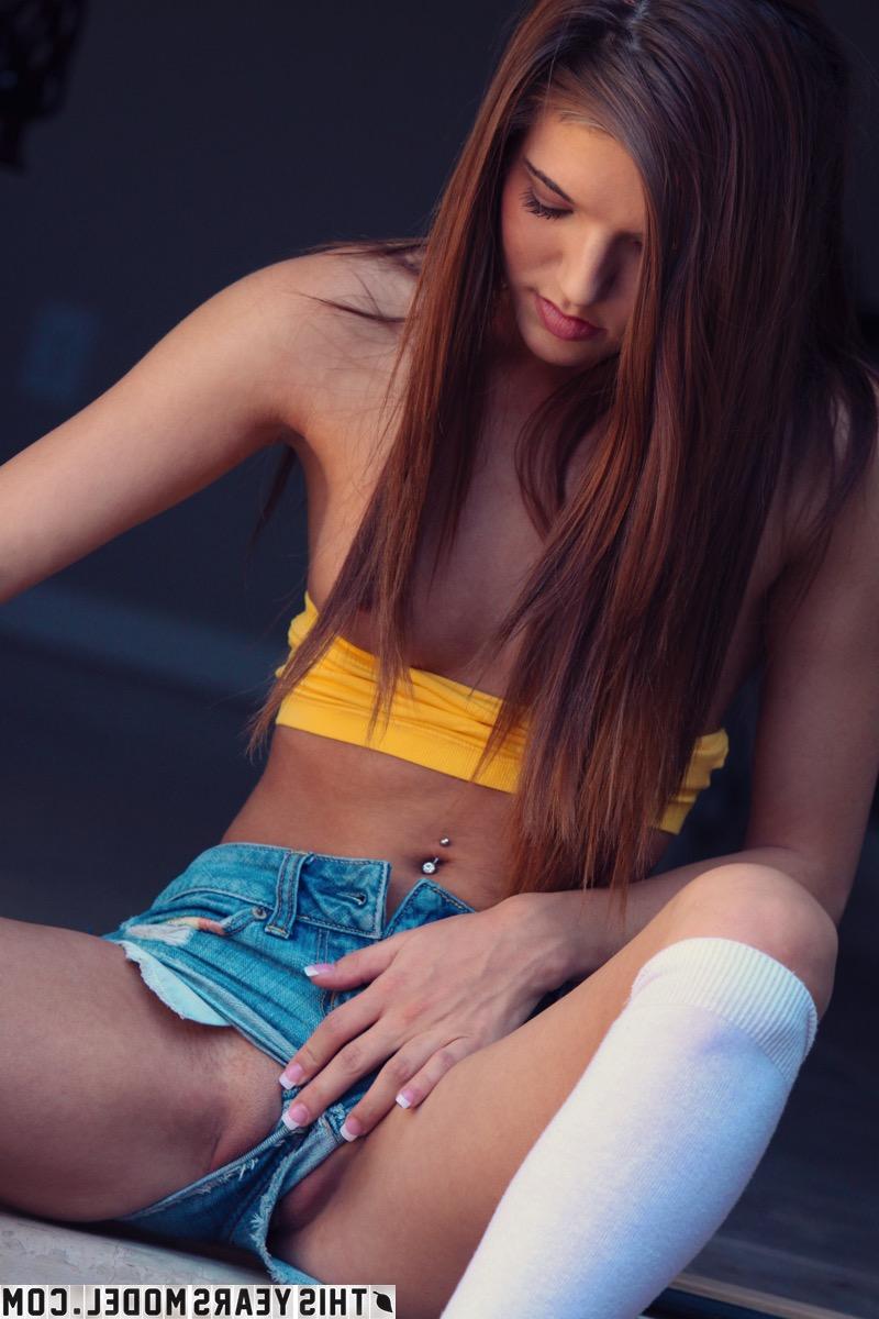 15P La hermosa joven Trinity Moore se desnuda con calcetines blancos hasta la rodilla y zapatillas de deporte