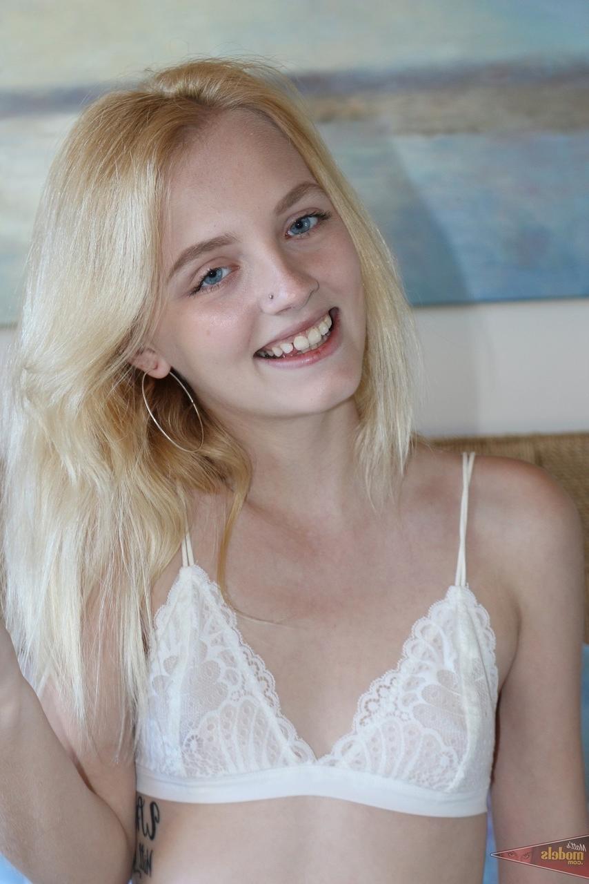 16P Die zierliche Blondine Kate Bloom öffnet ihre feuchte Muschi, nachdem sie sich auf ihrem Bett nackt ausgezogen hat