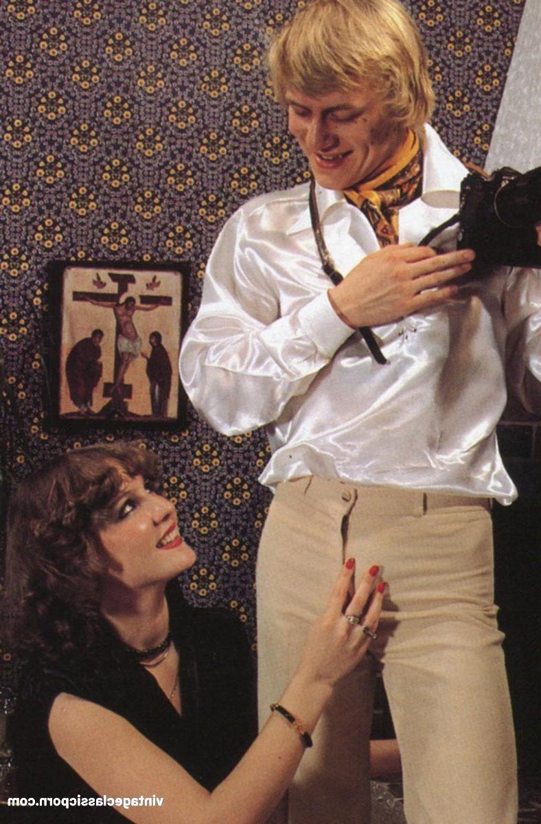 20P Morena com peitos grandes é despida e fodida por um casal em um trio vintage