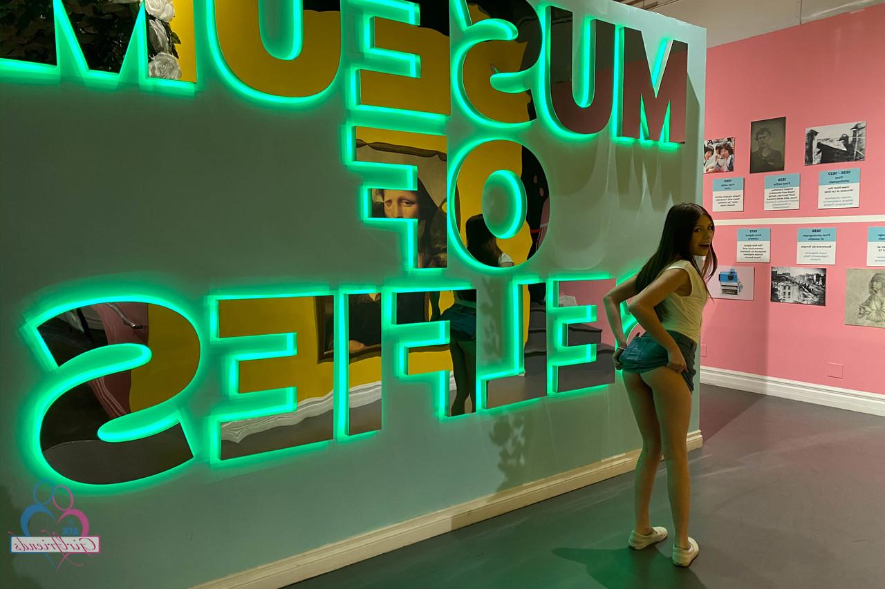 20P A linda adolescente morena Winter Jade abre os lábios da vulva depois de se despir