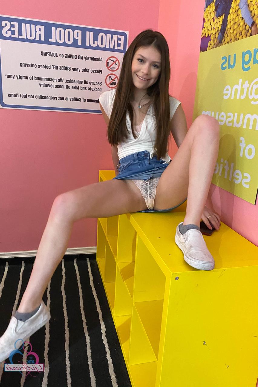 20P A linda adolescente morena Winter Jade abre os lábios da vulva depois de se despir
