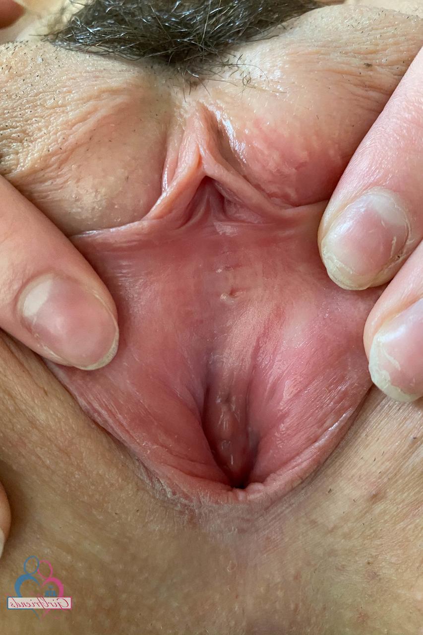 20P A linda adolescente morena Winter Jade abre os lábios da vulva depois de se despir