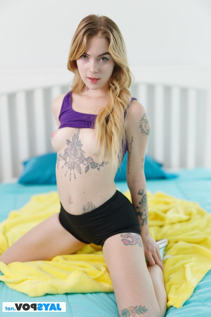 20P A gata magrinha Sage Fox se despe e mostra seu corpo tatuado e bunda grande