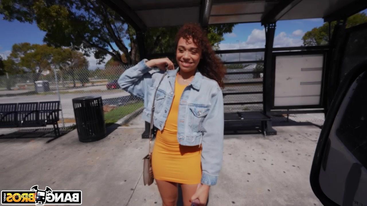 20P Brunette hitchhiker Willow Ryder has hardcore sex with a stranger in his car