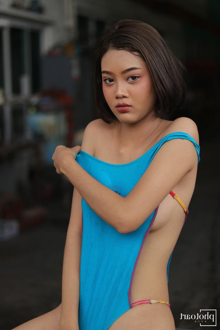 11P Linda adolescente asiática mostra seu corpo pequeno e sexy vestindo um body