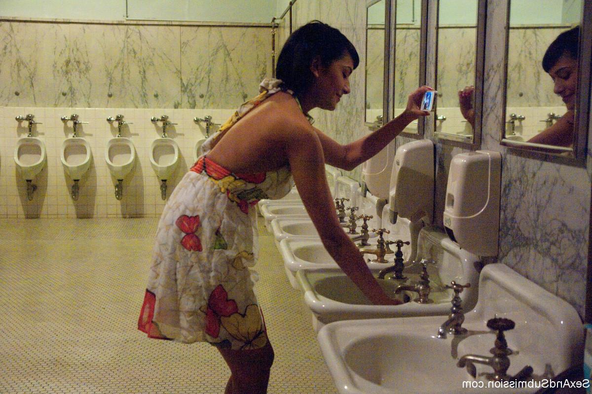 20P Fake boobed Latina MILF Beretta James fica nua em um lugar abandonado