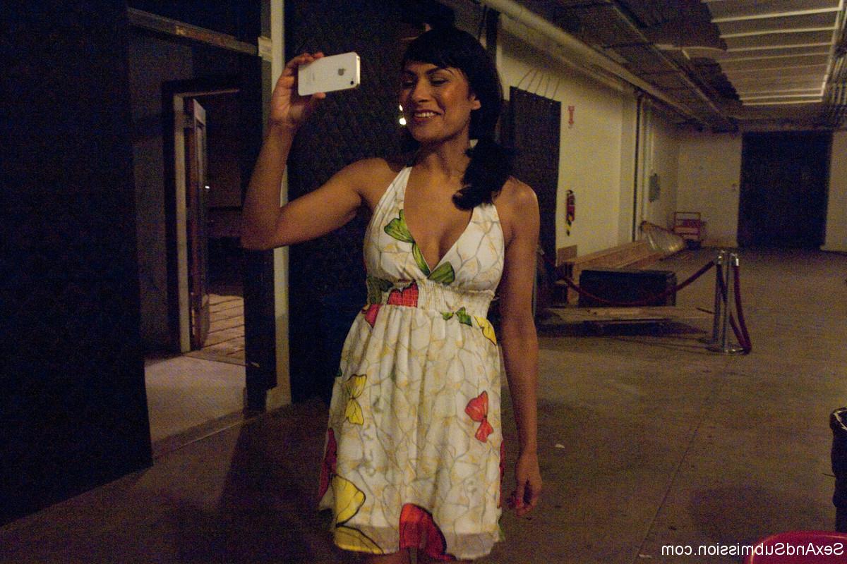 20P Fake boobed Latina MILF Beretta James fica nua em um lugar abandonado
