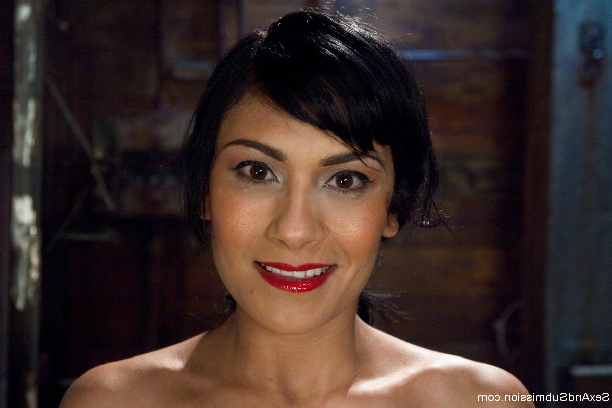 20P Fake boobed Latina MILF Beretta James fica nua em um lugar abandonado