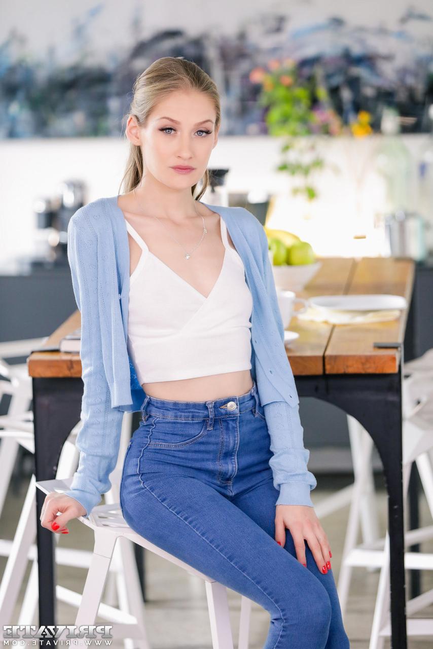 12P La delgada rubia joven Tiffany Tatum tiene relaciones sexuales con una gran polla