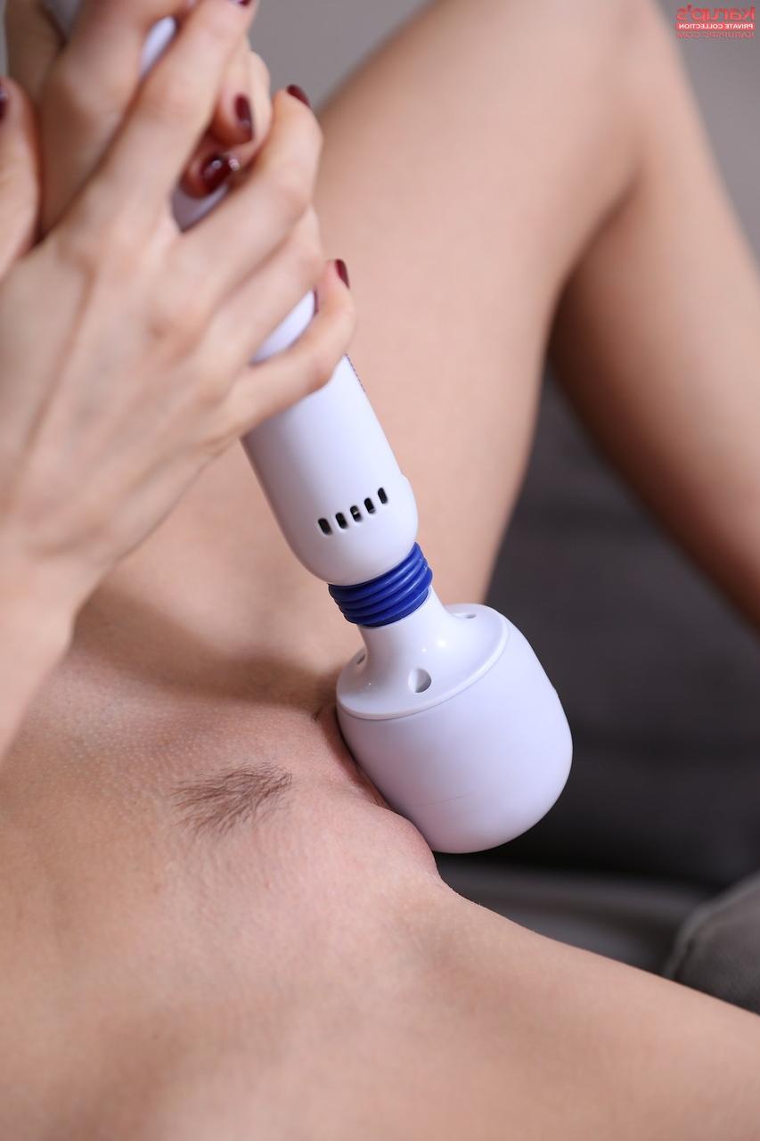 20P A adolescente magra Nancy Ambrosia mostra seus seios naturais e depois brinca com um vibrador