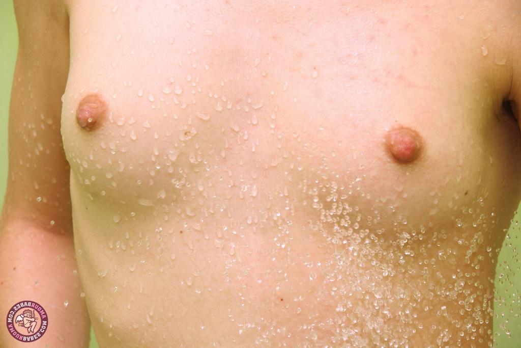 16P René, jeune fille aux cheveux courts, se masturbe en prenant une douche