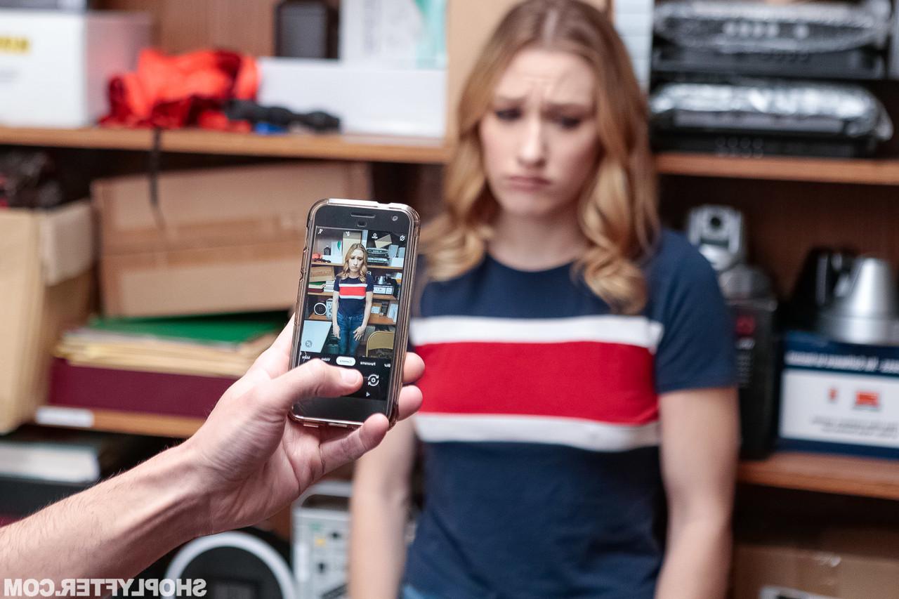 20P Der blonde Teenager Kasey Miller wird bei einer Leibesvisitation wegen Ladendiebstahls gefickt