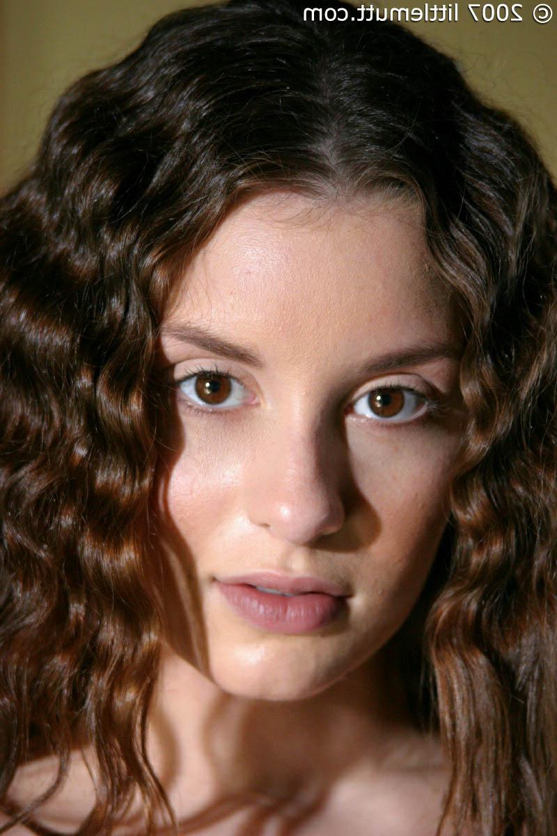 16P Novinha de cabelo crespo Lissa fica totalmente nua em cima da cama
