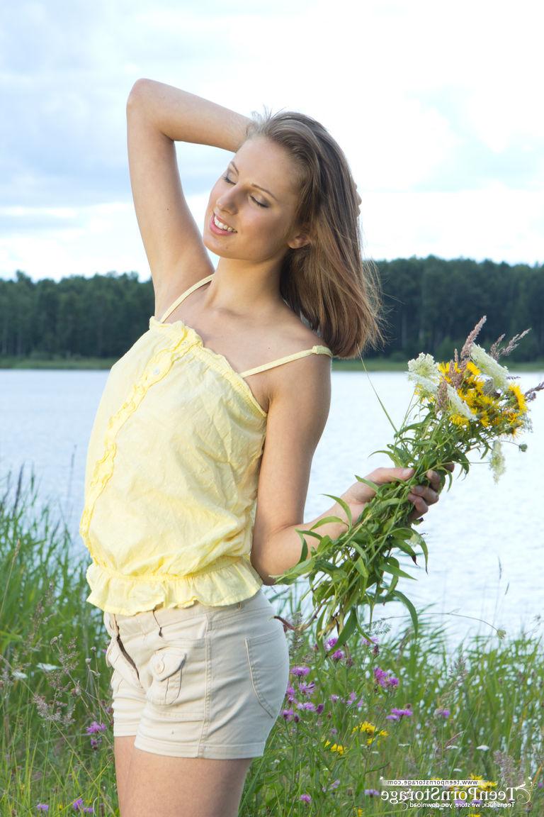 20P La simpática joven Alba se mete los dedos en la vagina sin pelo entre flores silvestres
