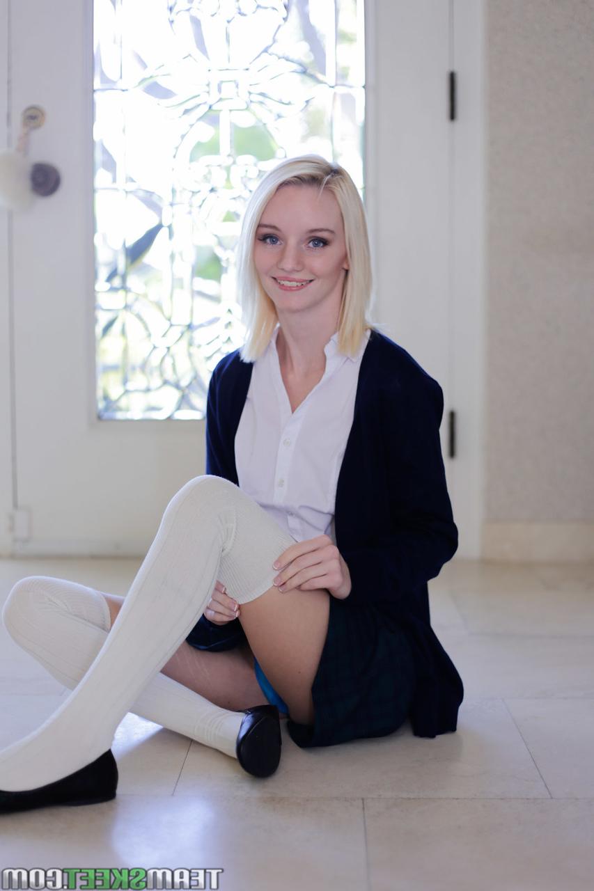 16P La deliciosa rubia sammie daniels se desnuda hasta quedar en calcetines y toca el piano