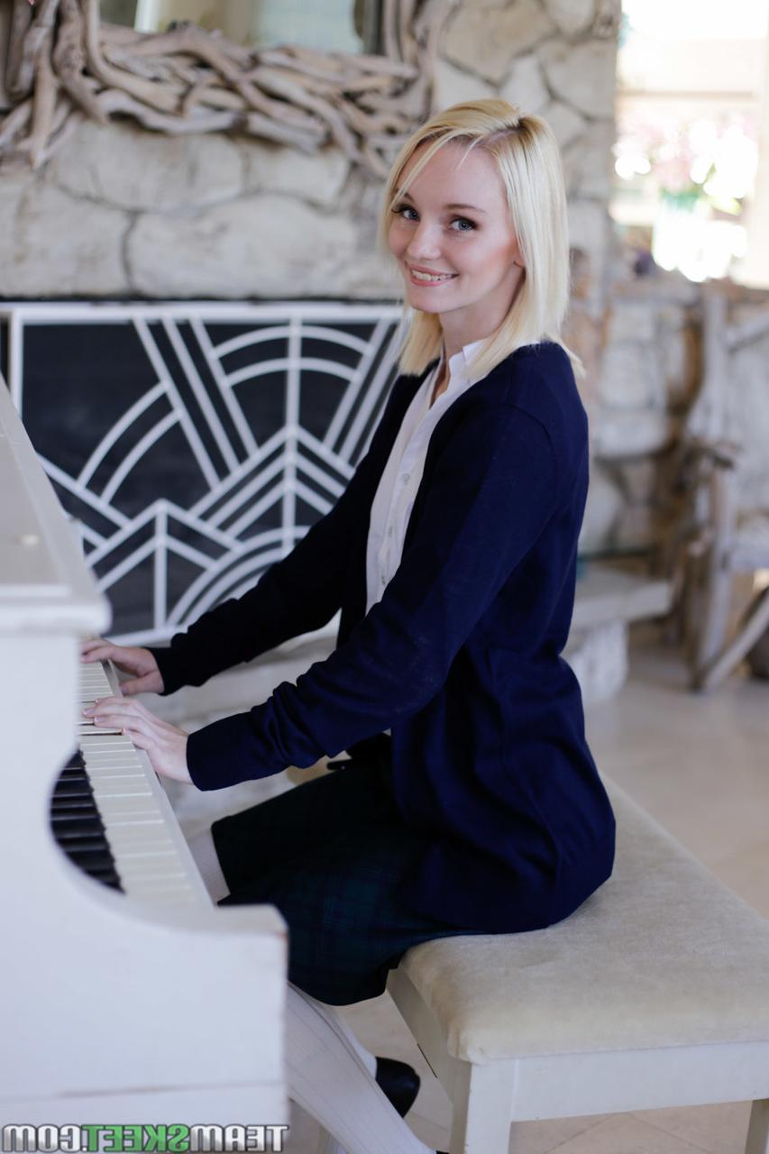 16P La deliciosa rubia sammie daniels se desnuda hasta quedar en calcetines y toca el piano