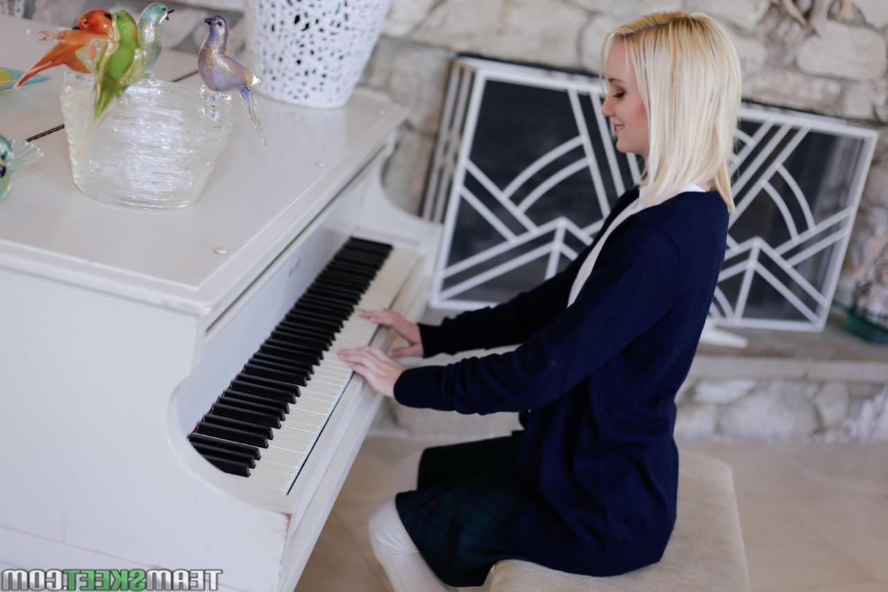 16P La deliciosa rubia sammie daniels se desnuda hasta quedar en calcetines y toca el piano